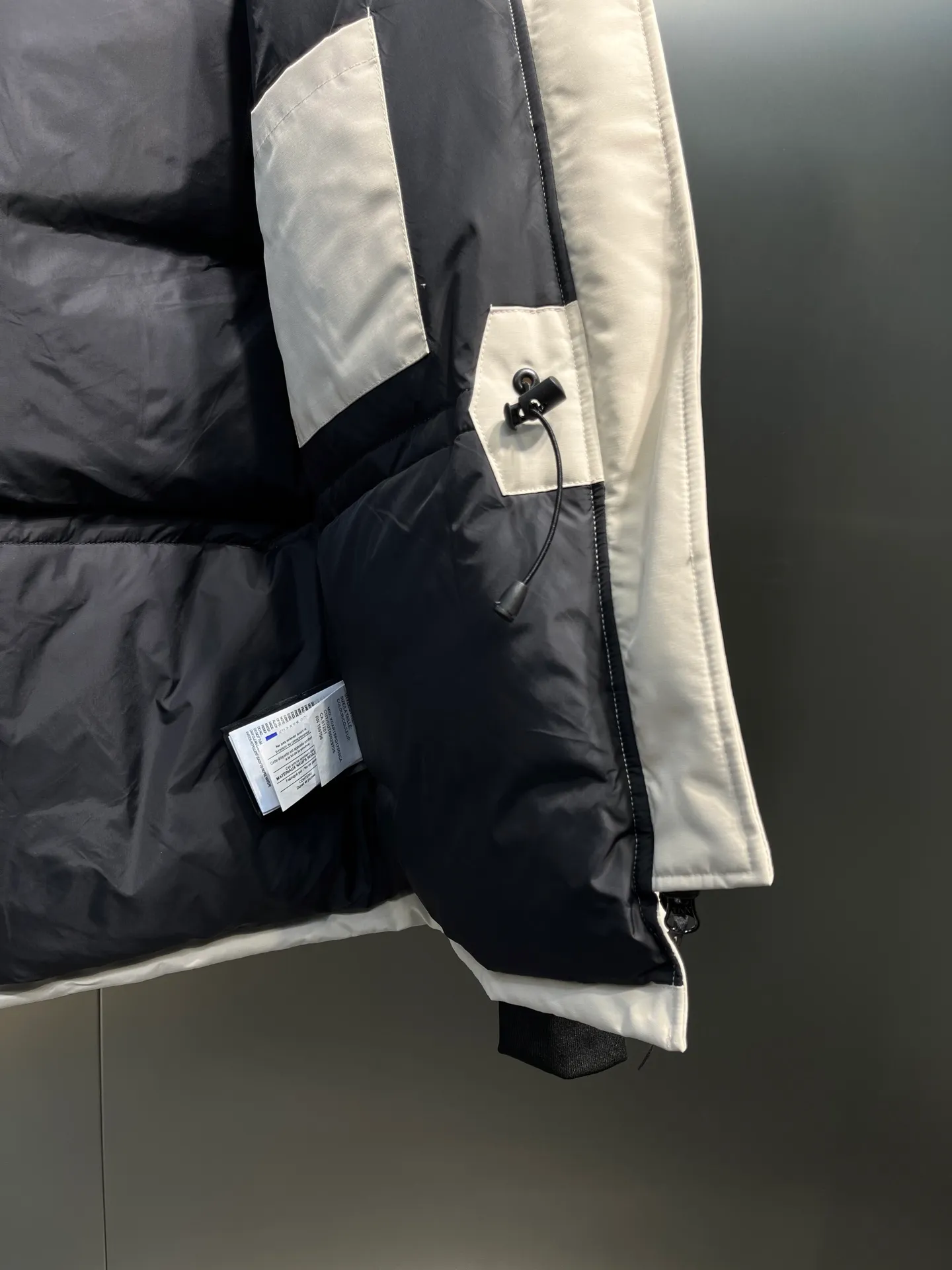 P840 Canada Goose Canada Goose #Expedition03 Parker, a treasure of Canadian origin! Limited supply worldwide! Canada Goose Model 03 is a top-notch couple model. The polar cold-proof outdoor series fur collar detachable hooded parka down jacket is the first Goose in 2024. I hope my friends will like it. Peak quality. I hope everyone can identify it together! The most popular cool items of the Big Goose family in 2024 are online. The same popular product of Yi Yang Qianxi is said to be a joint limited edition Big Goose that cannot be bought in autumn and winter. If you dislike the sameness of the Big Goose in the past, then this model will definitely give you a different experience! This year's most powerful couple's collection for autumn and winter is online, a top-notch luxurious ready-to-wear style, paired with an outdoor warm down jacket with great style and charm! The most standard and classic items of the Daye family in the past two years are equipped with unique reflective stripes for embellishment, which further shows the high-end fashion performance effect. With the embellishment of hardware buckles, it has excellent performance effect. The upper body is clean, simple and elegant, even for urban leisure. It is suitable for various occasions. Designed with large pockets, this model has a large capacity and is equipped with reflective stripes, making it safer at night. It is suitable for various adventure activities. It is made of windproof and waterproof technical materials. The interior is filled with full white duck down, which is absolutely cold-proof and warm. It also has a stand-up collar design and fine fluff at the collar, with meticulous attention to detail! The charm of this model is also more spiritual, and the upper body has more temperament and specifications. It perfectly shows the ultra-high standard of fashionable performance of this model, integrating outdoor and life, and you can even create high-street wear! The most pinnacle limited-edition goose that we have presented so far, both in terms of design and detailed materials, it is completely outstanding. The grand and evergreen version design is matched with cool reflective elements. The overall appearance can be said to be quite high, and it has that kind of powerful outdoor performance! It combines high-end casual attributes with high-street style. It is high-grade, domineering, warm, and beautiful. The visibility of the upper body is quite strong, and the configuration of the owl element is highly brand-recognizable. It fully complements the overall brand performance and visual effects, and also has the high-end sense of fashion and fashionable performance. It is a must-buy product because it is the most awesome down brand on the planet and one of Canada's three national treasure brands. It is also a sentimental down luxury brand. In the field of polar cold-proof clothing, Goose has made an irreplaceable contribution... Size: xs s m l xl